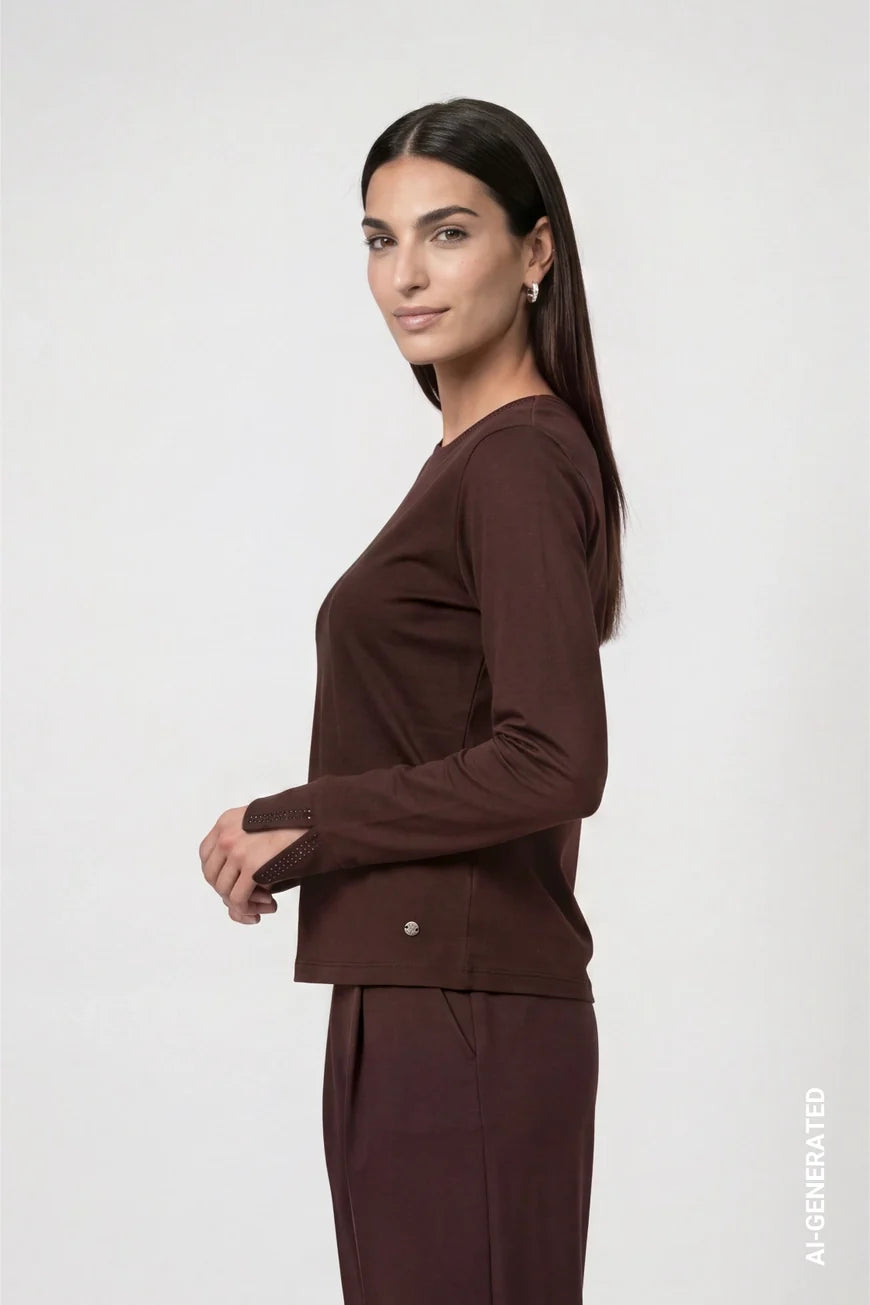 Round neck detail on neck