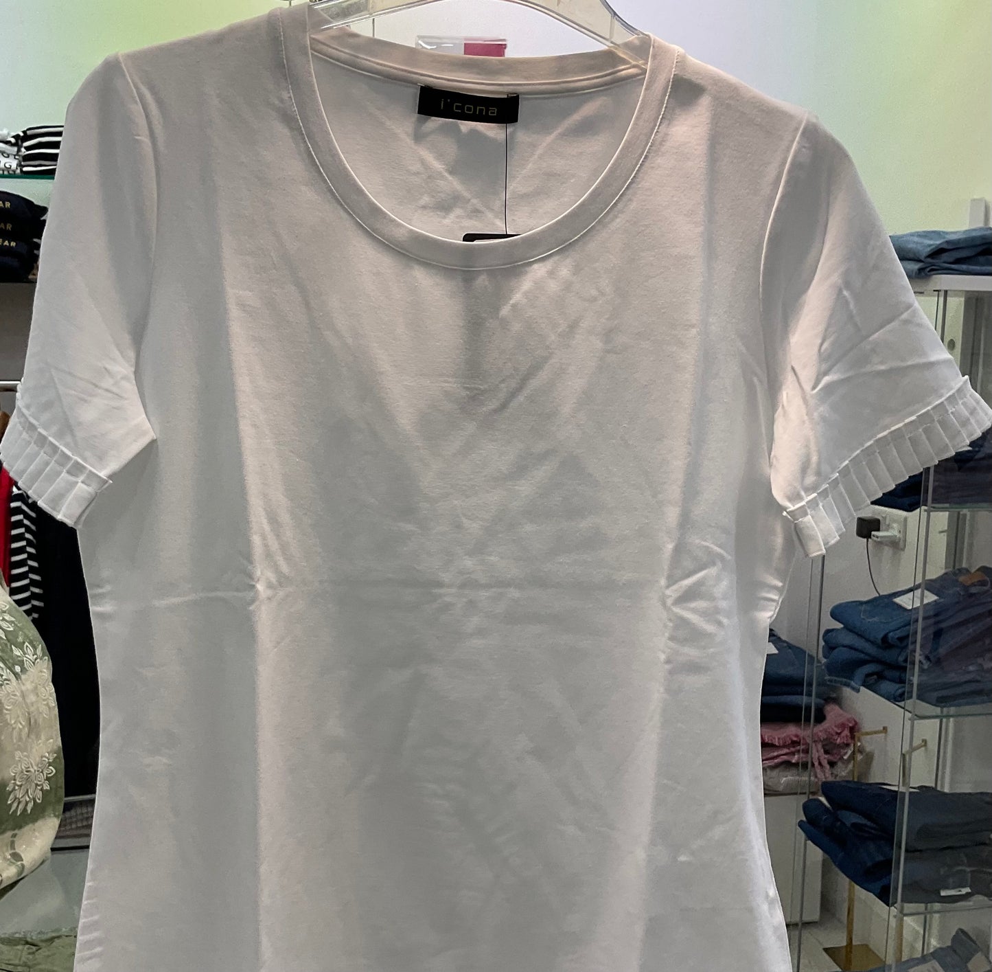 White pleat detail on sleeve