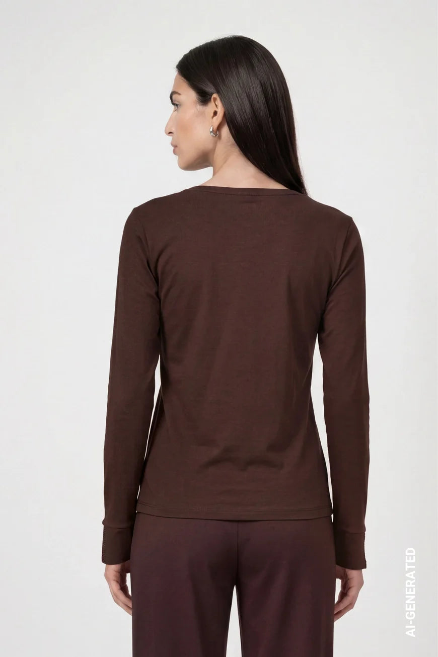 Round neck detail on neck
