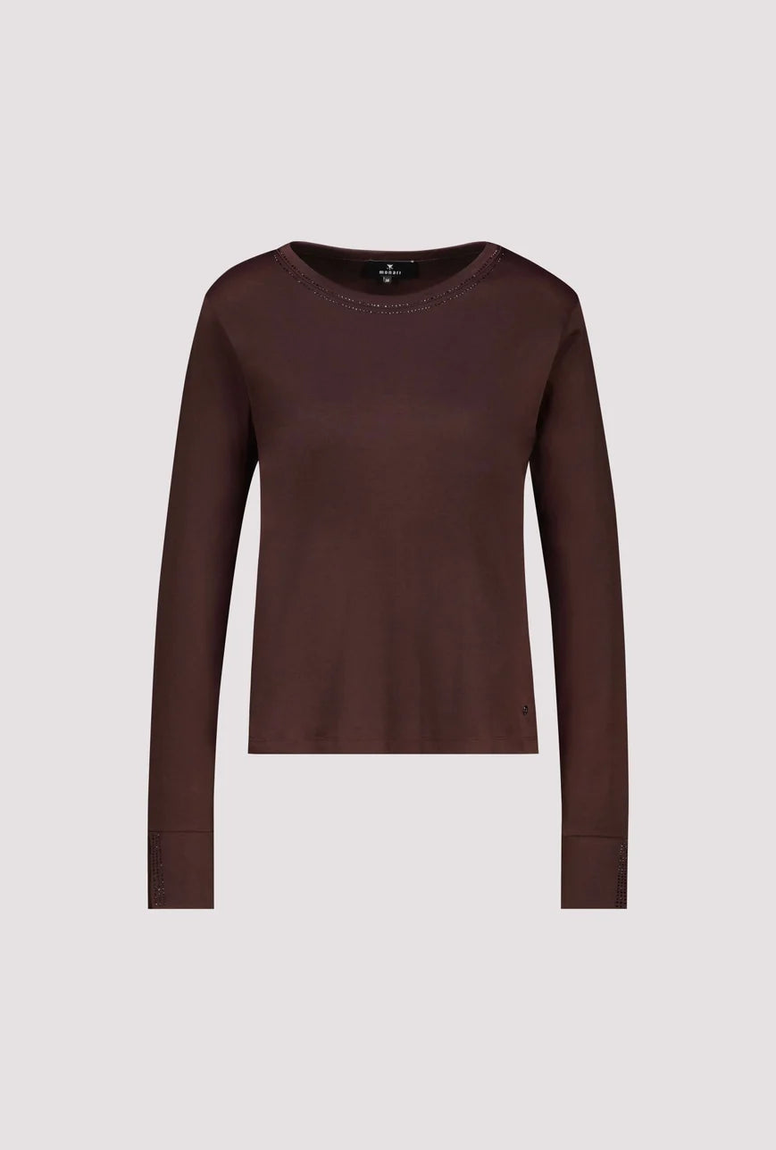 Round neck detail on neck