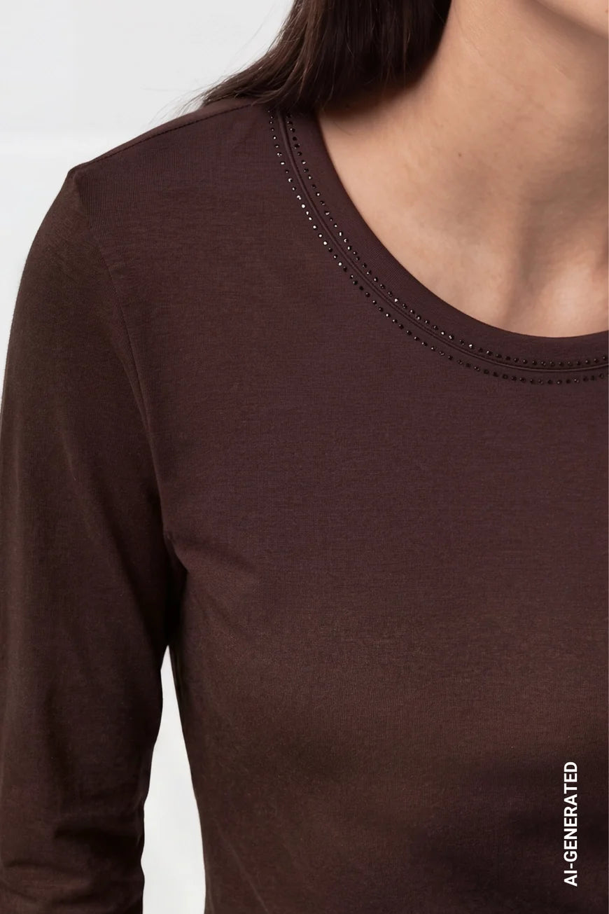 Round neck detail on neck