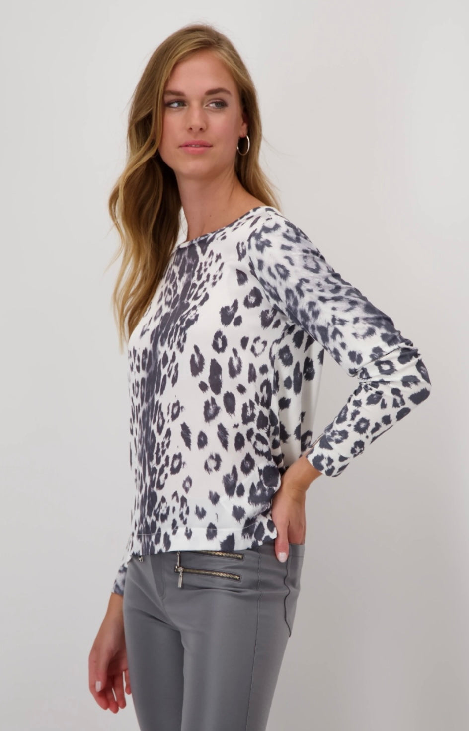 Snow fall anthracite leopard top